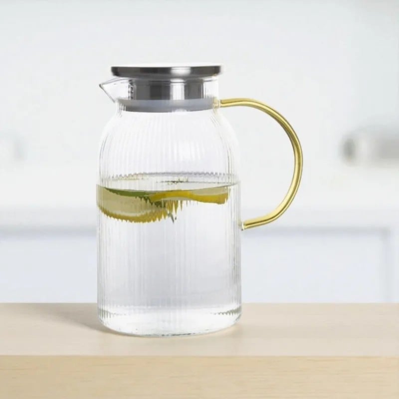 Szklany dzbanek do napojów 1,5 l z metalową pokrywką I złotą rączką tragar