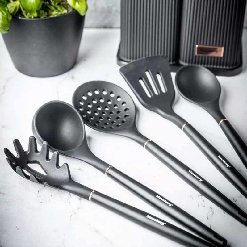 Zestaw noży i przyborów kuchennych w stojaku z deską do krojenia Klausberg KB 7835